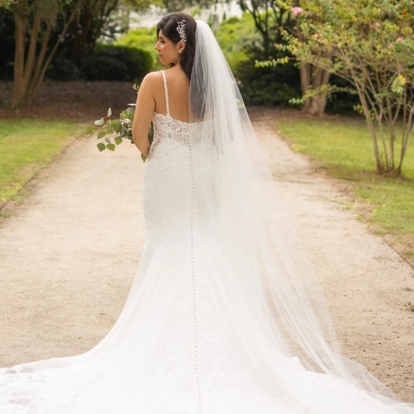 Martina Liana Wedding Dress - Picture 2 of 6